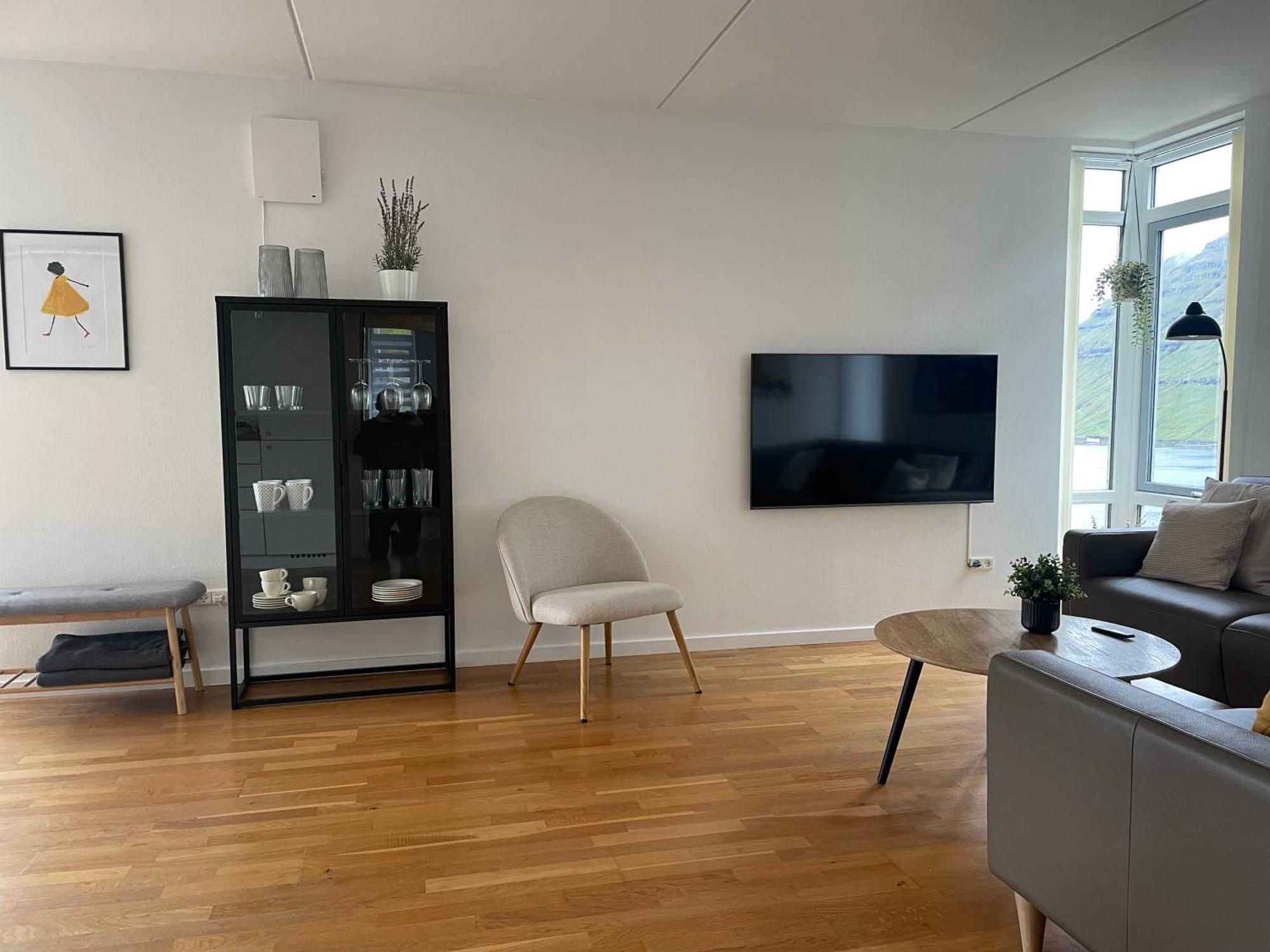 Unique Sea & Landscape View And Spacious Apartment Klaksvik Bagian luar foto